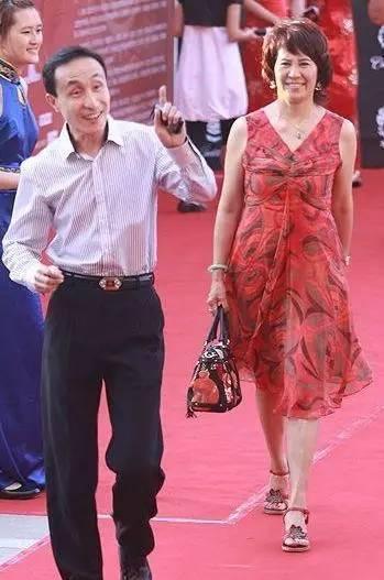 60岁巩汉林全家近照流出 超美儿媳妇很抢眼