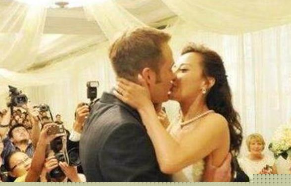 殷秀梅现任的老公照片 有一段失败的婚姻