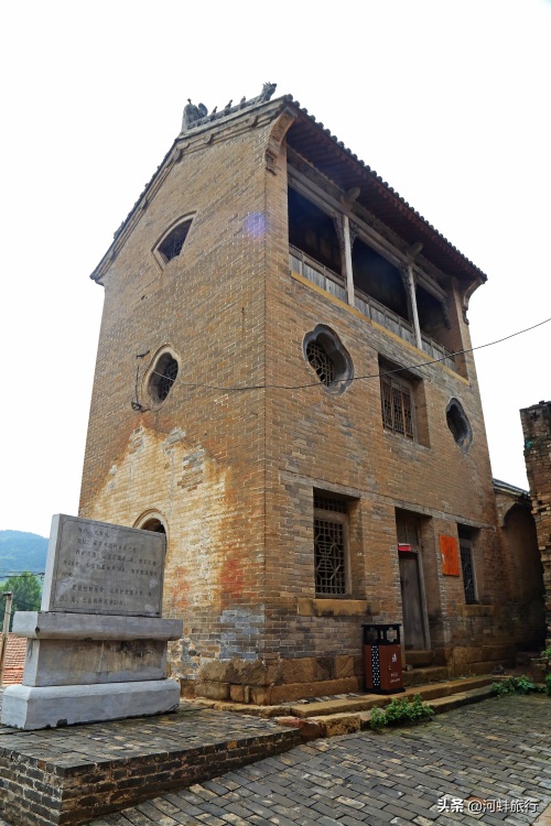 山西晋城良户村，大妈独自住在一座明清古城堡里，仿佛与世隔绝