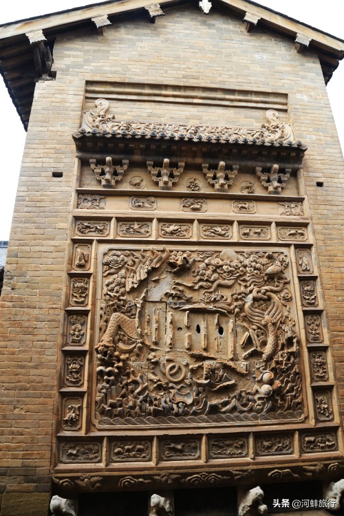 山西晋城良户村，大妈独自住在一座明清古城堡里，仿佛与世隔绝