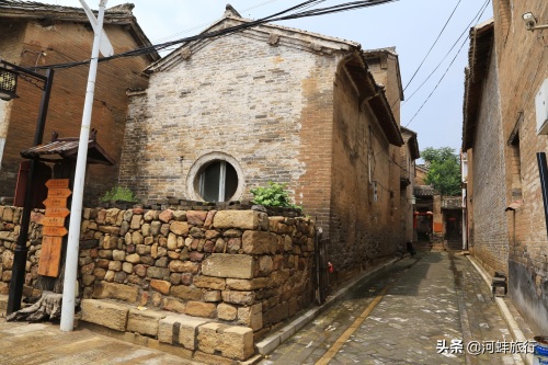 山西晋城良户村，大妈独自住在一座明清古城堡里，仿佛与世隔绝