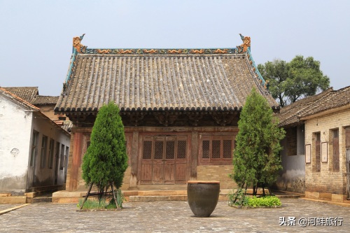 山西晋城良户村，大妈独自住在一座明清古城堡里，仿佛与世隔绝