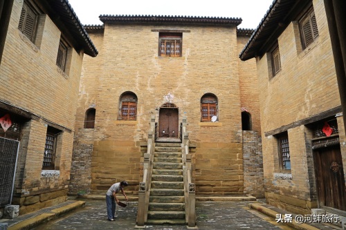 山西晋城良户村，大妈独自住在一座明清古城堡里，仿佛与世隔绝