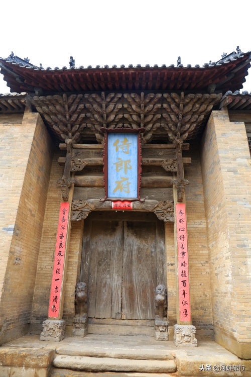 山西晋城良户村，大妈独自住在一座明清古城堡里，仿佛与世隔绝