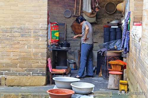 山西晋城良户村，大妈独自住在一座明清古城堡里，仿佛与世隔绝