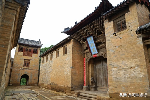 山西晋城良户村，大妈独自住在一座明清古城堡里，仿佛与世隔绝