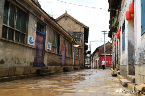 山西晋城良户村，大妈独自住在一座明清古城堡里，仿佛与世隔绝