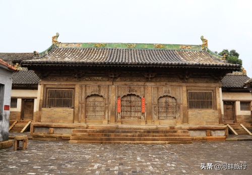 山西晋城良户村，大妈独自住在一座明清古城堡里，仿佛与世隔绝