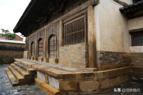 山西晋城良户村，大妈独自住在一座明清古城堡里，仿佛与世隔绝