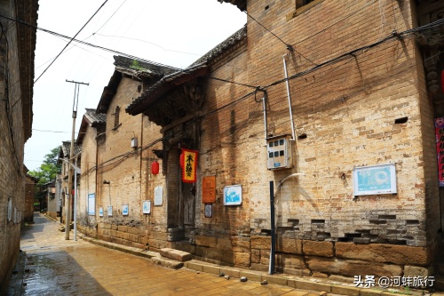 山西晋城良户村，大妈独自住在一座明清古城堡里，仿佛与世隔绝