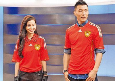 ​国足小胜，英雄于大宝的女友是谁？球迷：说来只剩泪