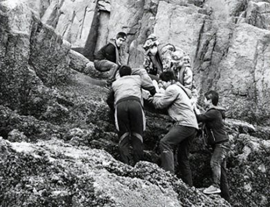 ​2014年，一家4口在华山跳崖，负债达3亿，独留2月大的女婴