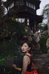 ​央视主持李七月游江南园林，黑裙身材超有料，颜值和气质不输董卿