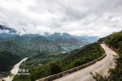 ​天堑之称的怒江上，有座钢索大吊桥惠通桥，它是抗战胜利的功勋桥