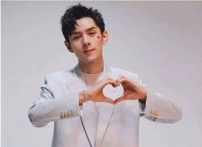 ​李佳琦爆红之路：从月薪3000到年入2亿，一年365天坚持直播389场