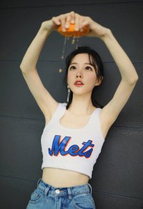 ​冯提莫夏日清爽照，氛围感十足，优雅又迷人