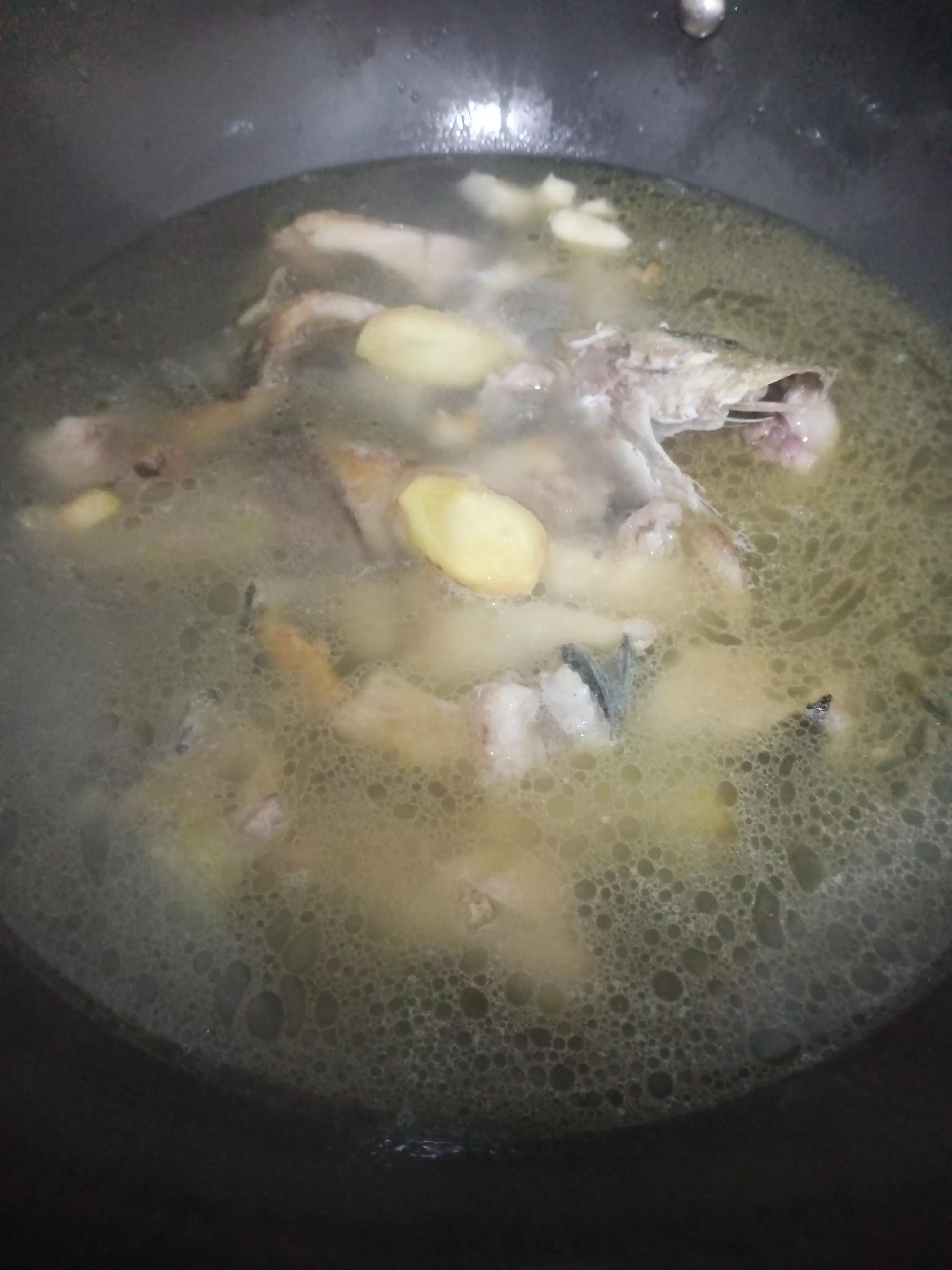 乌鱼汤的做法（清炖乌鱼汤的做法熬出来的汤比牛奶还白）