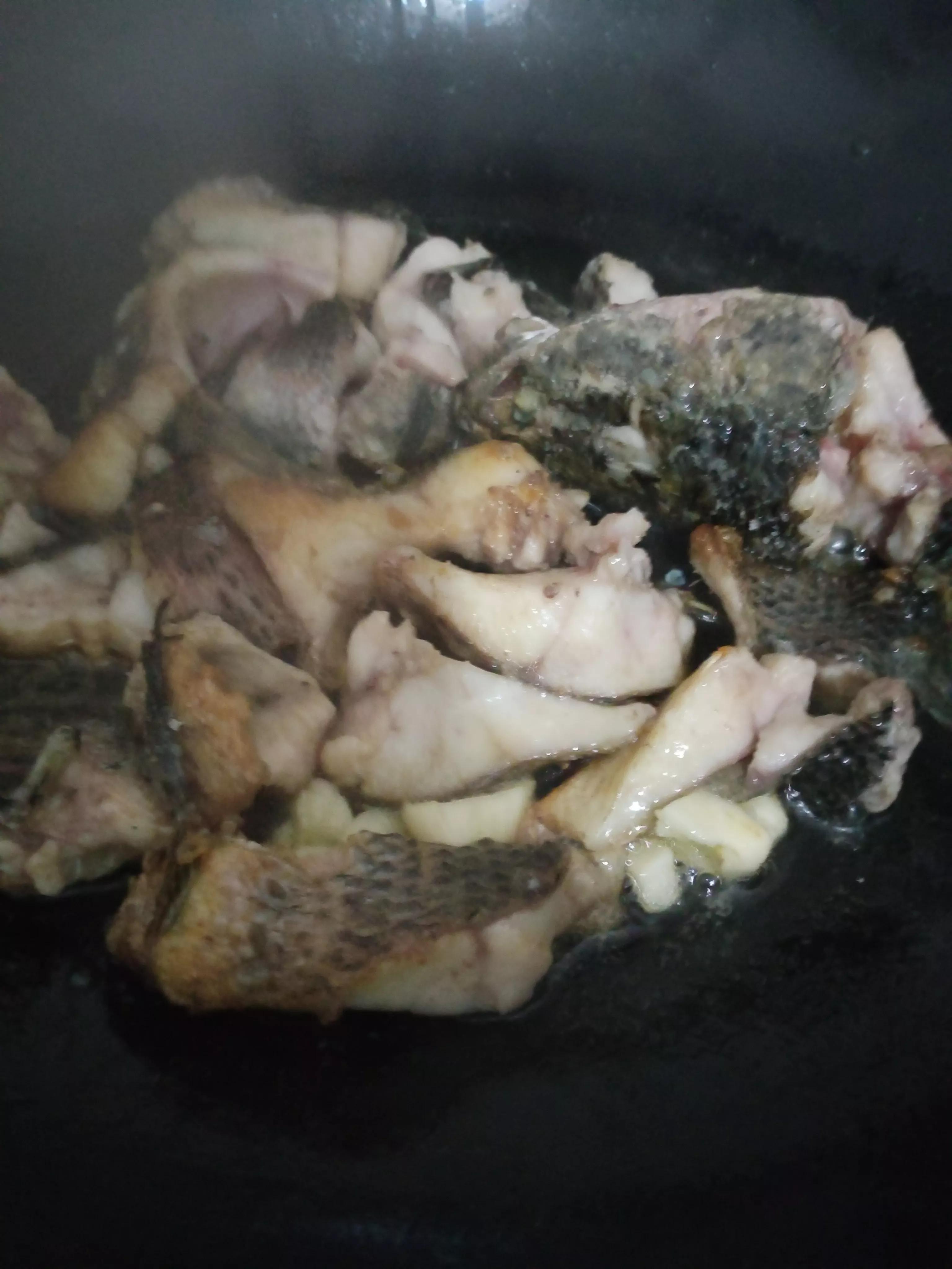 乌鱼汤的做法（清炖乌鱼汤的做法熬出来的汤比牛奶还白）