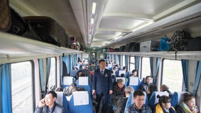 ​火车上男子抱女儿上厕所迟迟不出，列车长破门而入后震惊大怒