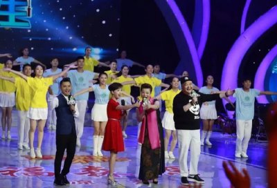 ​庞晓戈穿粉色衣服主持央视中秋晚会，非常中国风，复古又减龄