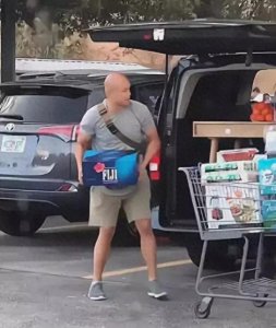 ​有着三次婚姻的情感导师乐嘉定居美国后，异常低调只喝斐济矿泉水