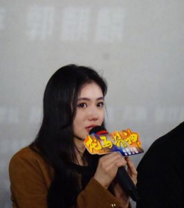 ​刘浩存又引争议，电影发布会一开口泪洒现场，疑受网暴精神脆弱