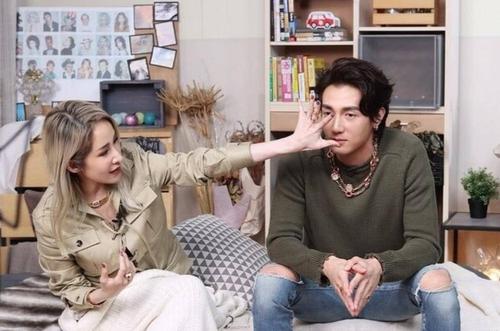 萧亚轩比黄皓大多少岁分手了吗？萧亚轩自曝提出分手十次是真的吗