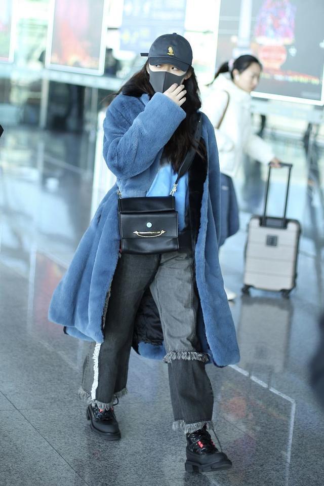 林允简直破罐子破摔！机场把自己穿成150斤，粉丝都不敢认