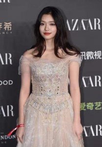 ​林允简直破罐子破摔！机场把自己穿成150斤，粉丝都不敢认