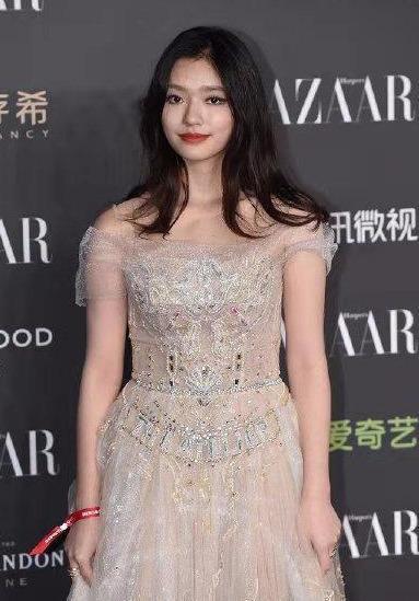 林允简直破罐子破摔！机场把自己穿成150斤，粉丝都不敢认