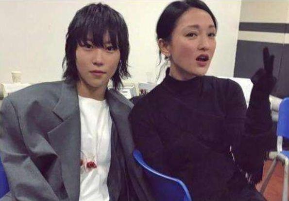 窦靖童周迅被曝是真爱？疑似过夜发文表白，相差23岁的友谊是甜！