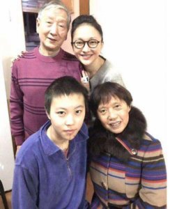 ​窦靖童周迅被曝是真爱？疑似过夜发文表白，相差23岁的友谊是甜！