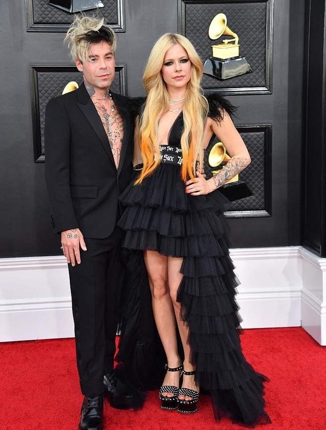 艾薇儿老公叫什么（艾薇儿和老公亮相格莱美红毯）