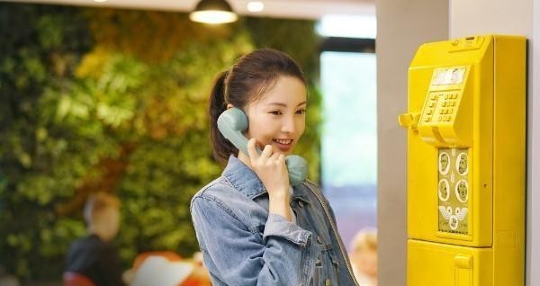 艾薇儿老公叫什么（艾薇儿和老公亮相格莱美红毯）