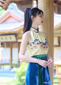 ​柳岩华丽旗袍大胆露出，性感妩媚赚足流量！