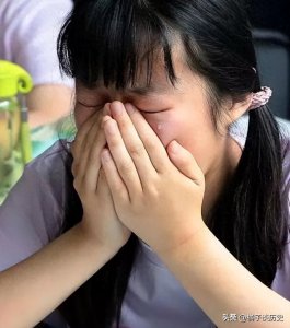 ​当孩子高考成绩300分时，我们家长该怎么办？是当兵还是上大专？