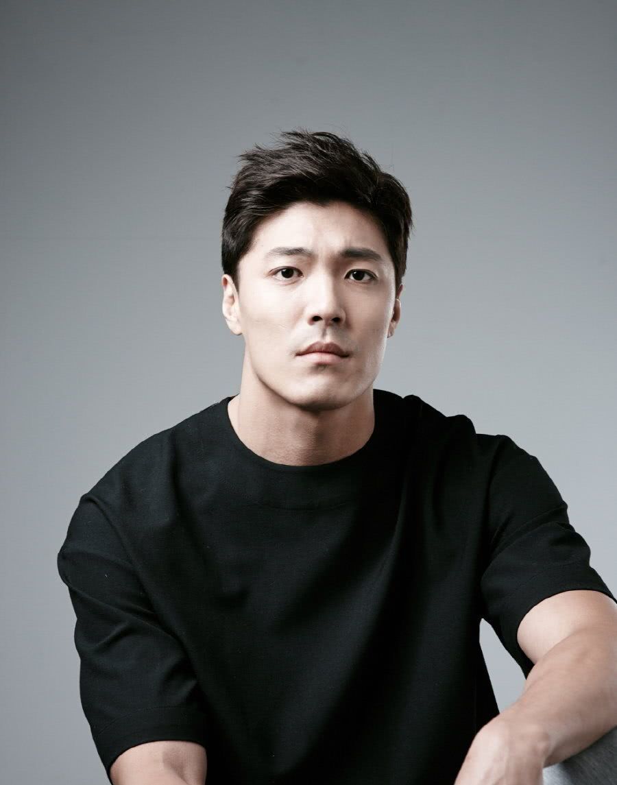 李载允个人资料写真作品