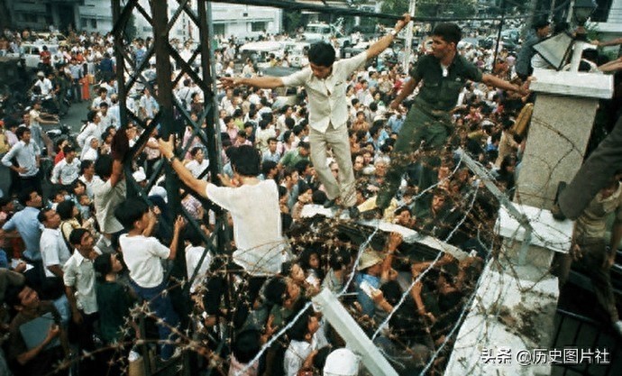 胜利的欢呼：1975年4月30日越共占领南越首都西贡，越南战争结束