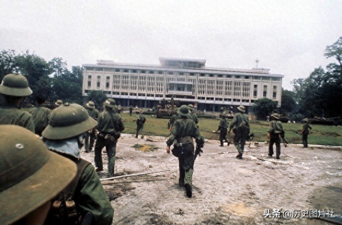 胜利的欢呼：1975年4月30日越共占领南越首都西贡，越南战争结束