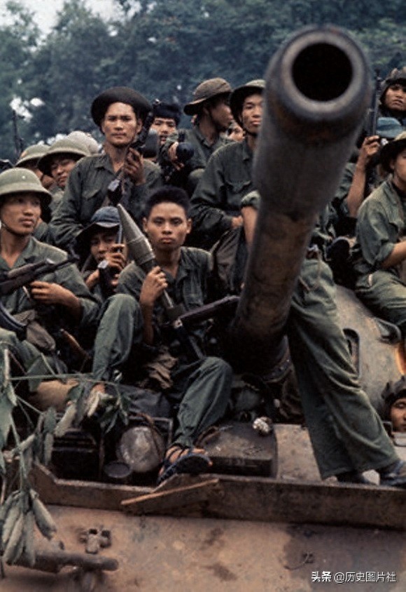 胜利的欢呼：1975年4月30日越共占领南越首都西贡，越南战争结束