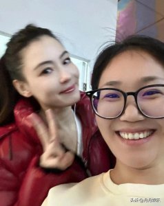 ​44岁张柏芝深圳被偶遇 穿红秋衣搭羽绒服喜庆减龄 扎高马尾嫩回20岁