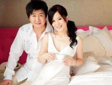 ​52岁付笛生妻子老到认不出，儿子成富豪，全家住进上亿四合院!