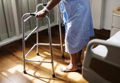 ​老人临终前，为何会突然说一些胡话？来看看科学的解释