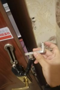 ​男子吐槽酒店门锁形同虚设，商家：锁不上他敢睡觉？