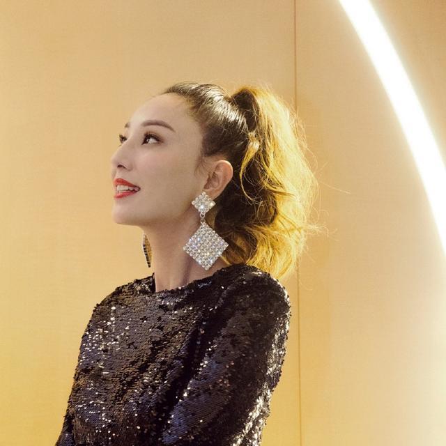 4岁的梁浸浸上街帮妈妈拿包包，妈妈郑希怡自叹有女儿真好