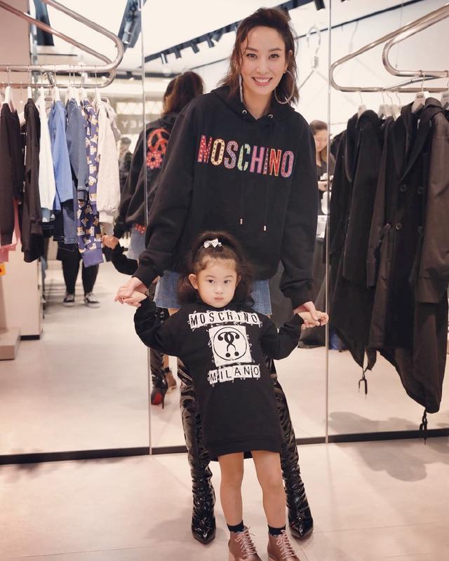 4岁的梁浸浸上街帮妈妈拿包包，妈妈郑希怡自叹有女儿真好