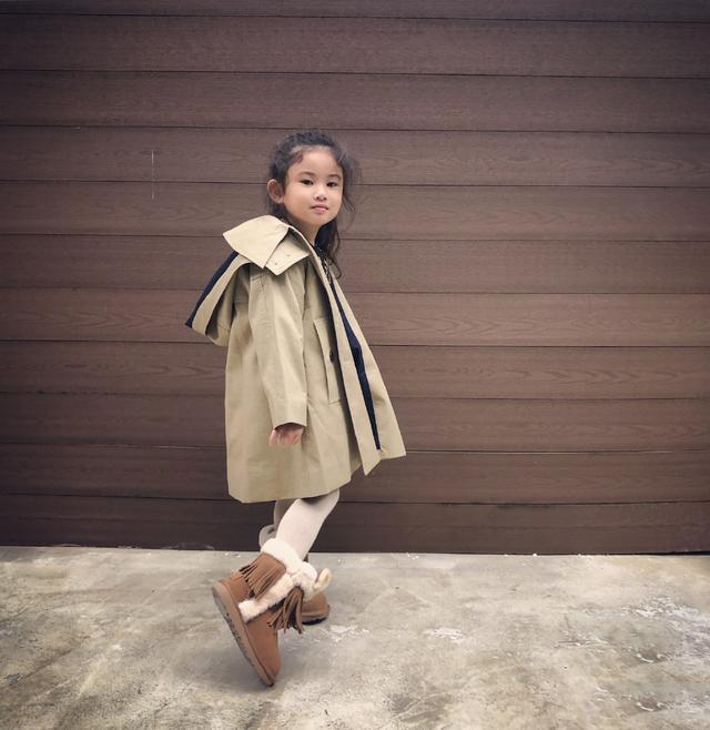 4岁的梁浸浸上街帮妈妈拿包包，妈妈郑希怡自叹有女儿真好