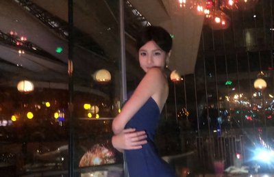 ​钟丽缇14岁女儿考拉露背造型引热议 发文回怼网友