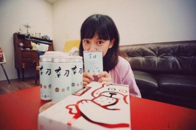 ​陈意涵坐公交被偶遇，一直在用手机学英语，还与下车的粉丝说拜拜