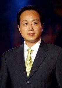 ​她是罗京妻子，至今不敢告诉婆婆老公死讯，带儿子改嫁富商很幸福